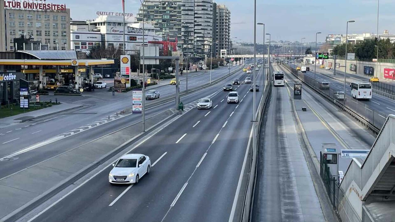 İstanbul&#039;da yollar boş kaldı! Trafik yoğunluğu yüzde 1&#039;e düştü