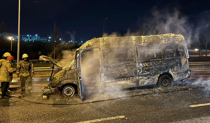 Kağıthane'de servis minibüsü alev alev yandı