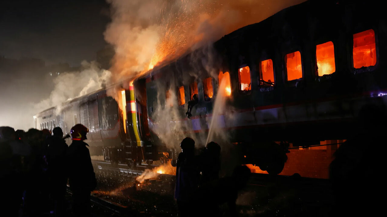 Bangladeş’te genel seçim öncesi yolcu treni kundaklandı: Çok sayıda ölü var