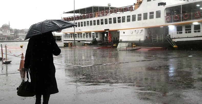 Kötü hava şartları nedeniyle İstanbul ve İzmir&#039;de vapur seferleri iptal edildi