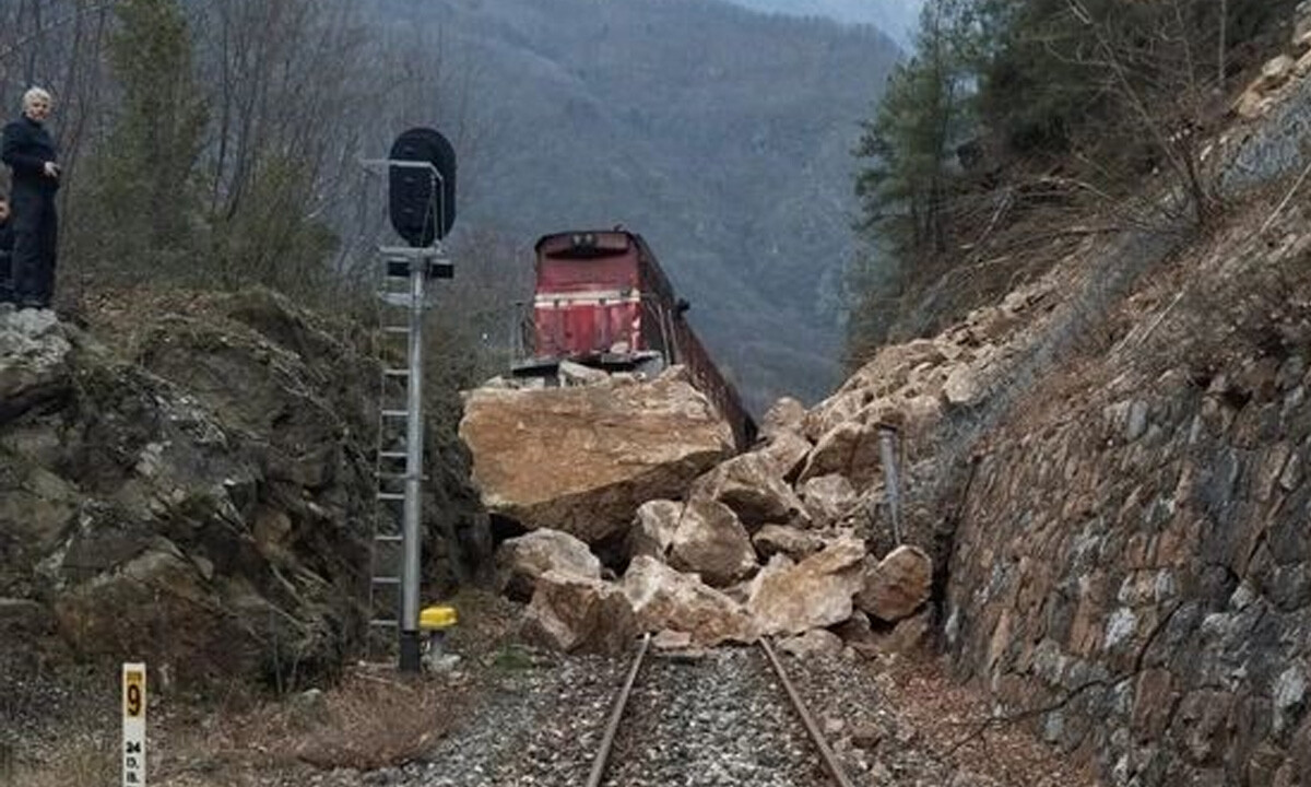 Demir yoluna dev kaya parçaları düştü, tren raydan çıktı