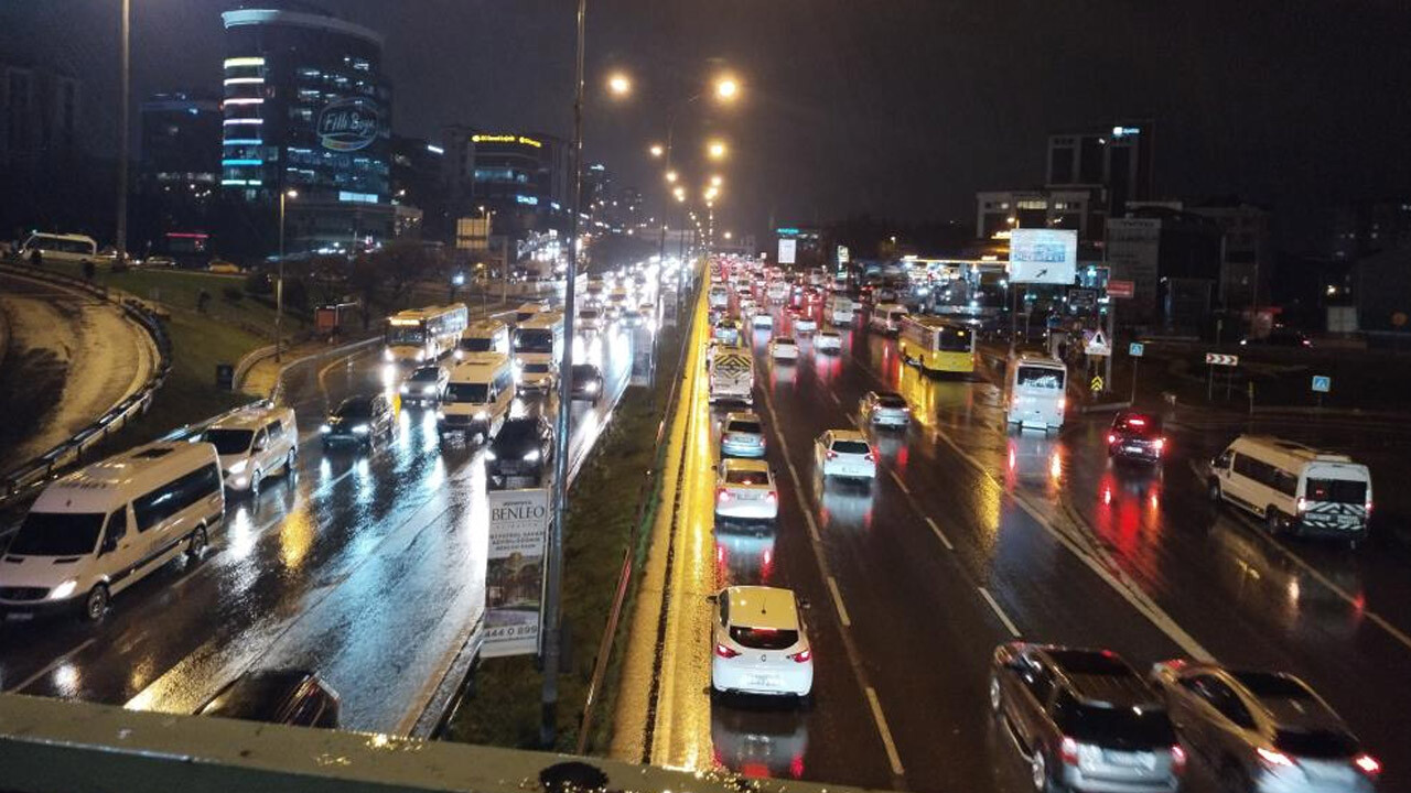 Her yağış ayı çile! İstanbul&#039;da trafik yoğunluğu yüzde 85&#039;e çıktı 