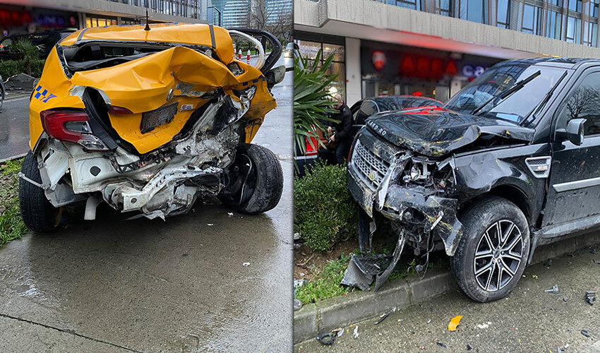 Bakırköy&#039;de zincirleme kaza: 5 araç hasar gördü