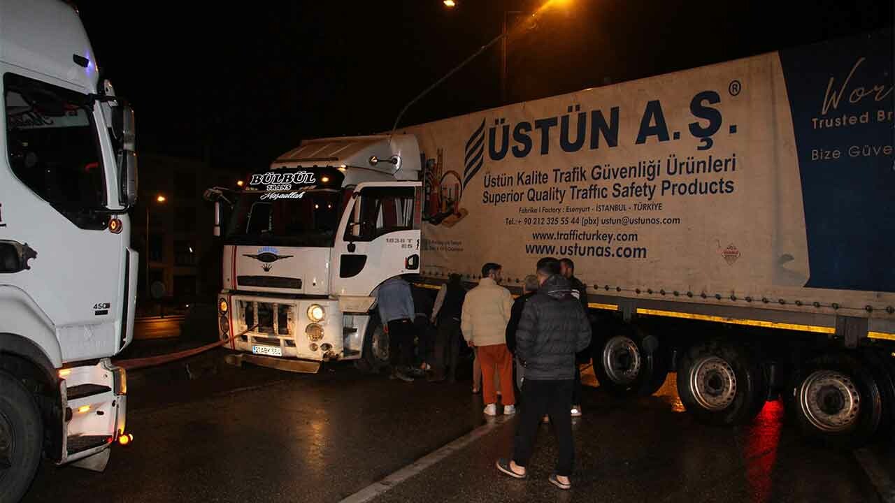 Karayolunda tehlikeli anlar! Tır yağışlı havada kontrolden çıkarak kaydı