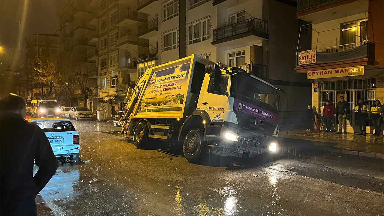 Yağmur nedeniyle yol çöktü, çöp kamyonu askıda kaldı