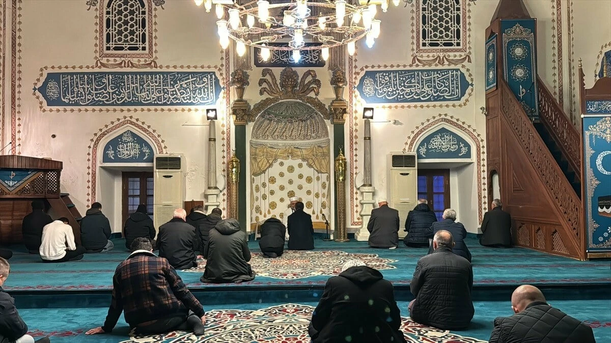 Regaip Kandili yurt genelinde dualarla idrak edildi