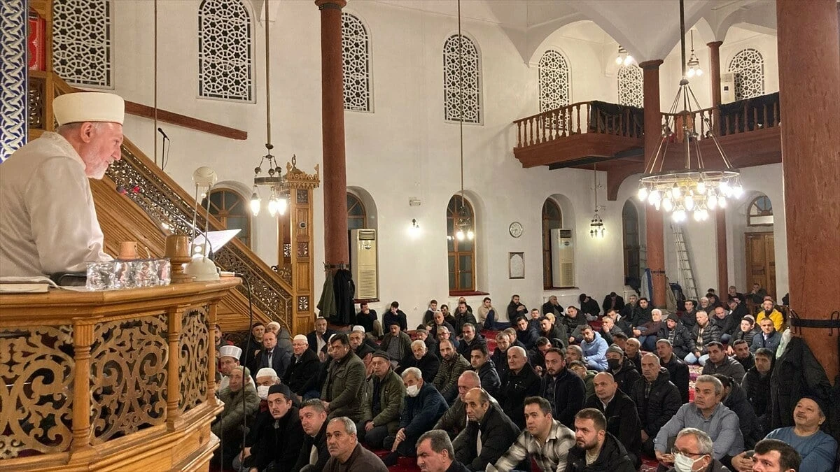 Regaip Kandili yurt genelinde dualarla idrak edildi