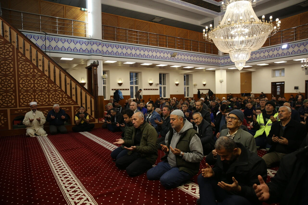 Regaip Kandili yurt genelinde dualarla idrak edildi