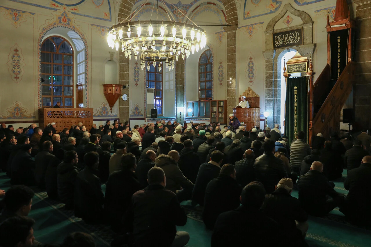 Regaip Kandili yurt genelinde dualarla idrak edildi