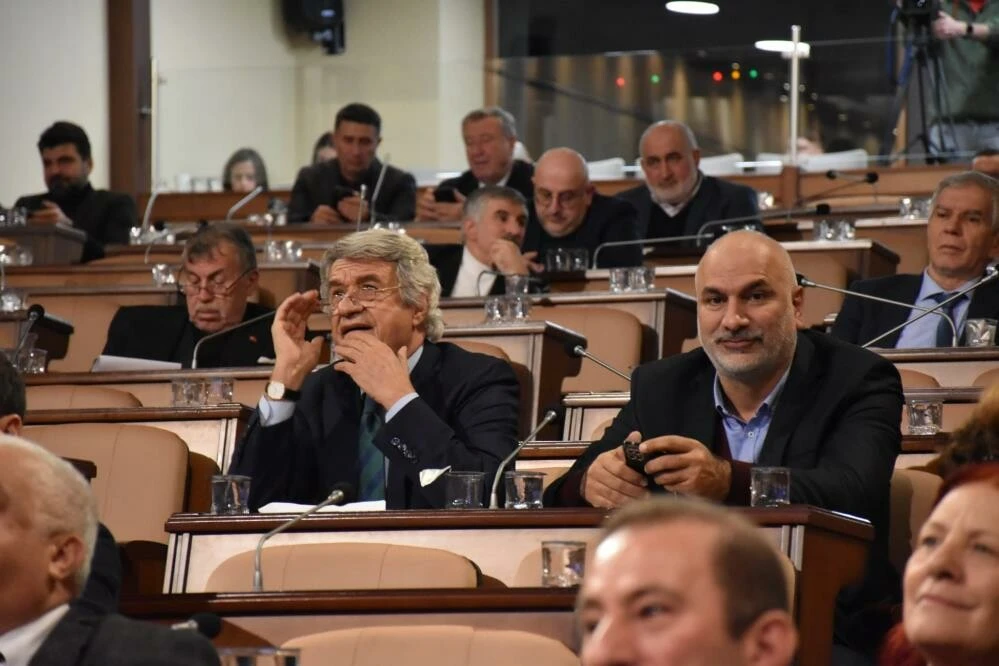 CHP'li meclis üyesi Tevfik Göksu ve AK Parti'yi övdü ortalık karıştı