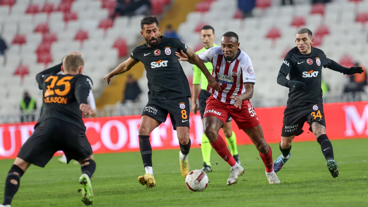 Galatasaray zirve yarışında yara aldı! Maç sonucu: Sivasspor 1-1 Galatasaray