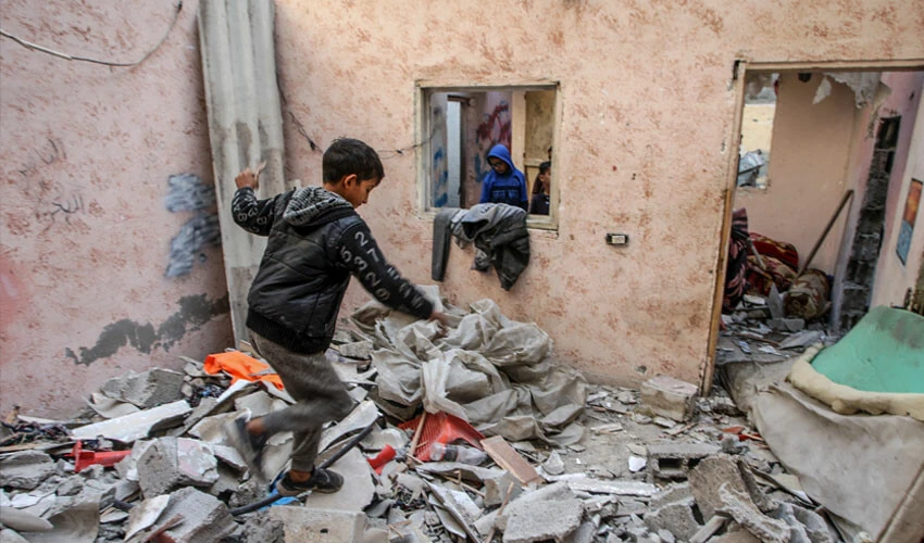 Gazze'deki çocukların yüzde 1'ini öldüren İsrail saldırılarına 96. günde de devam ediyor