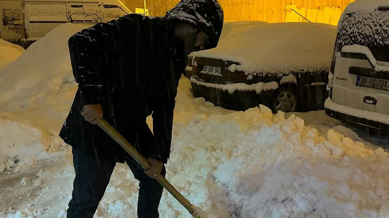 Yüksekova’da kar kalınlığı 20 santimetreyi buldu: Araçlar kara gömüldü