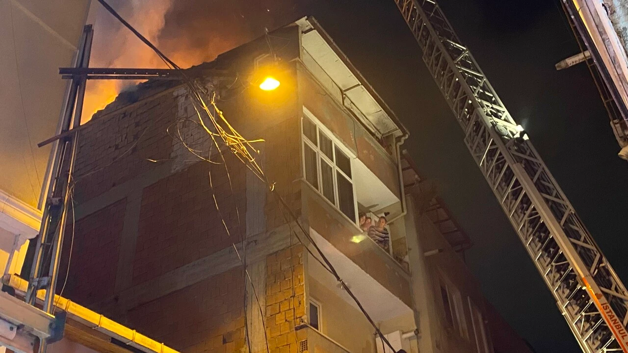 Kağıthane'de korku dolu anlar: Alevler 3 binayı sardı