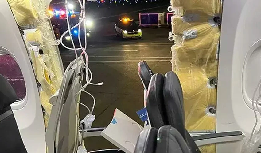 Boeing uçağında bir skandal daha! Bu kez uçağın motor kapağı düştü - 1. Resim