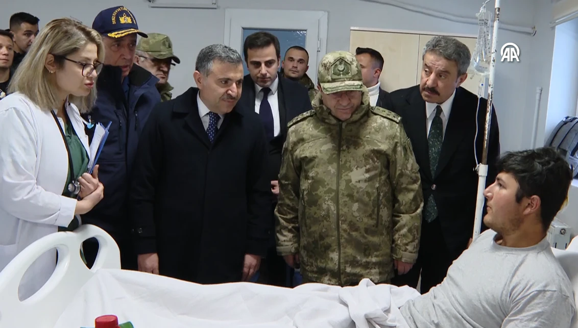 Kuvvet komutanlarından yaralı askerlere anlamlı hastane ziyareti