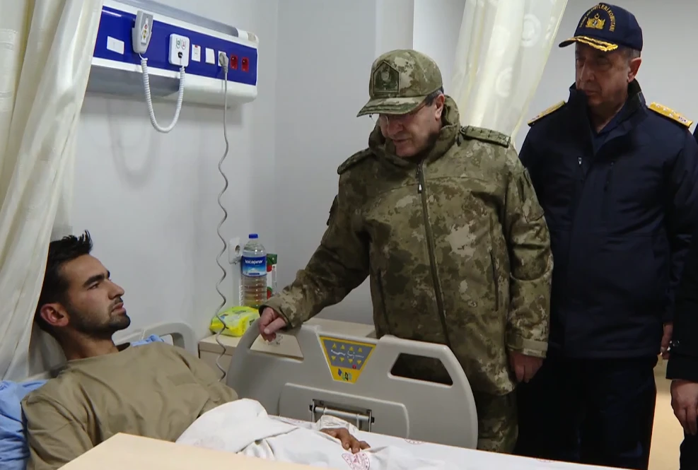 Kuvvet komutanlarından yaralı askerlere anlamlı hastane ziyareti