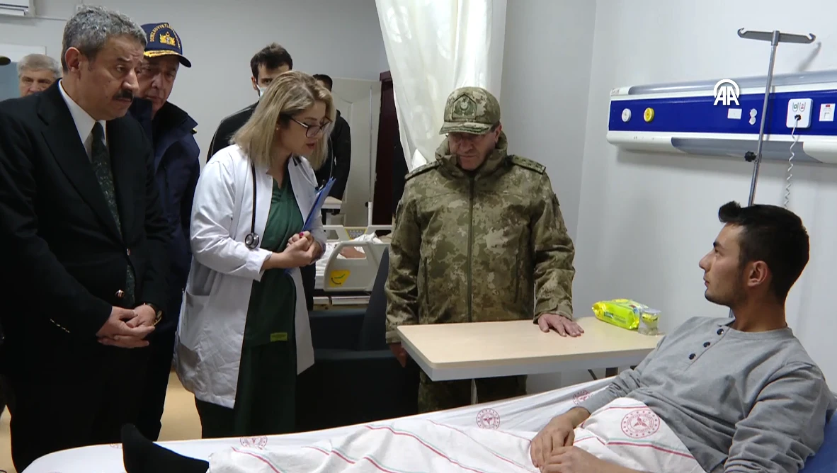 Kuvvet komutanlarından yaralı askerlere anlamlı hastane ziyareti