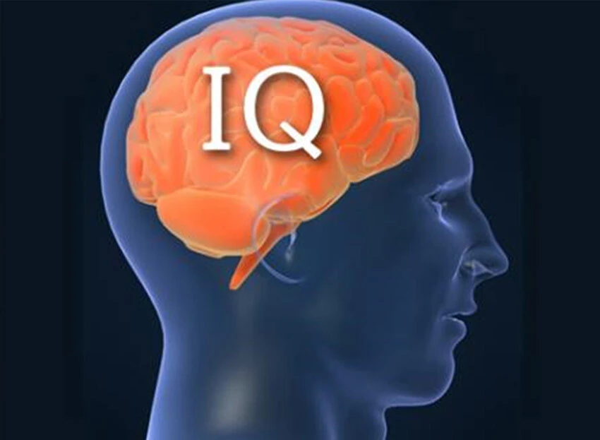 Sadece IQ’su yüksek olanlar çilek toplayan adam resmindeki mantıksızlığı bulabiliyor!