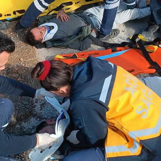 Mardin'de feci kaza! Ticari araç takla attı: 3'ü ağır 4 yaralı