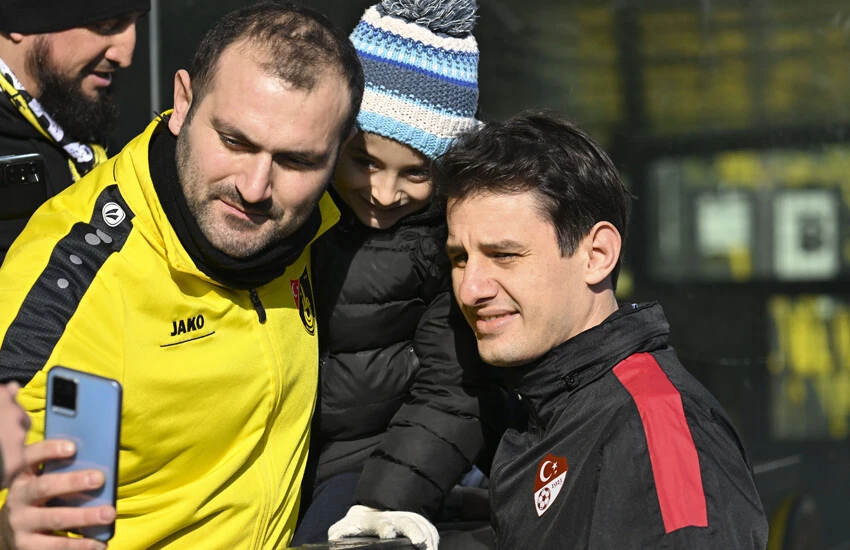 Sahalara dönen Halil Umut Meler alkış ve çiçeklerle karşılandı