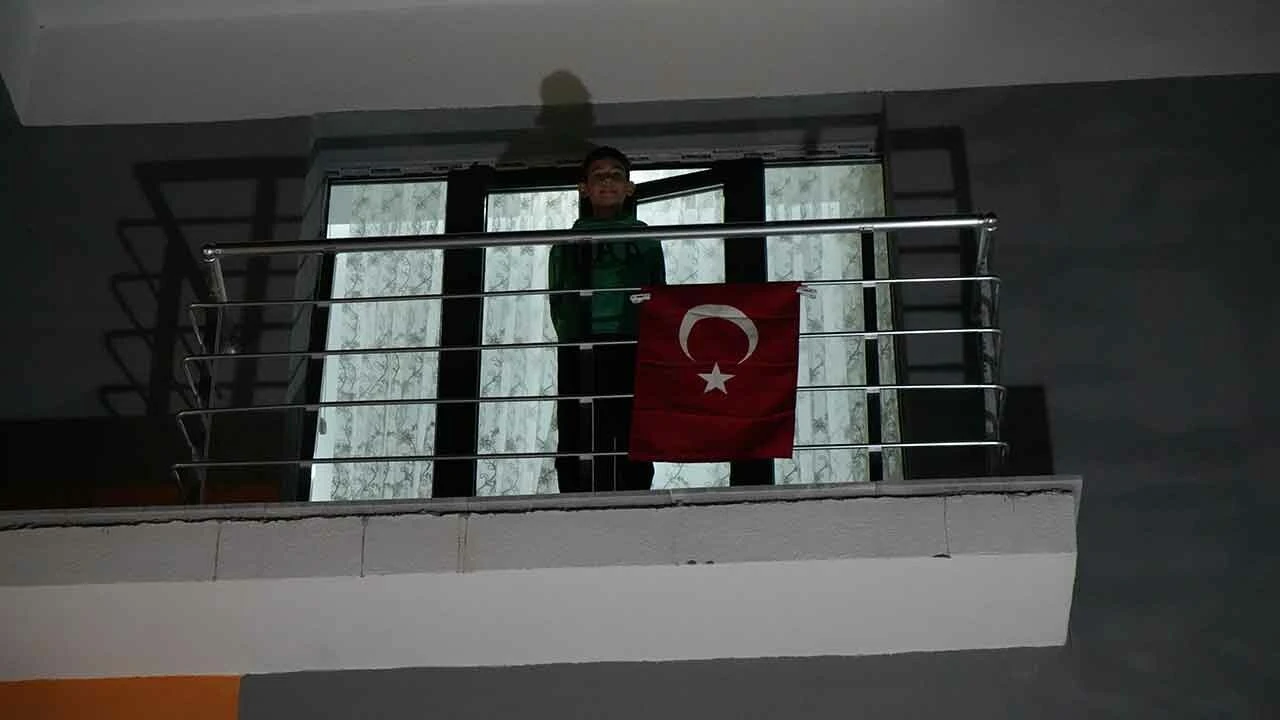 Belediyenin bir çağrısı yetti! Vatandaşlar ilçeyi anında Türk bayraklarıyla donattı
