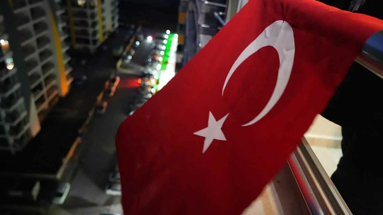 Belediyenin bir çağrısı yetti! Vatandaşlar ilçeyi anında Türk bayraklarıyla donattı