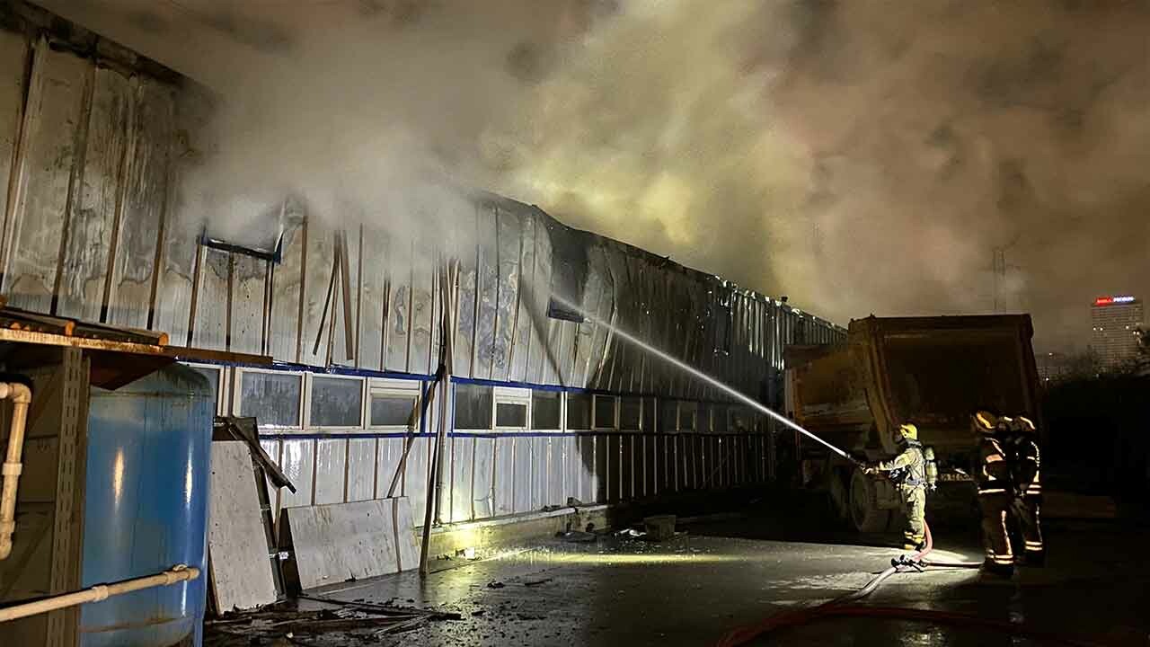 Beylikdüzü&#039;nde sanayi sitesinde korkutan yangın: Üretim tesisi alev alev yandı