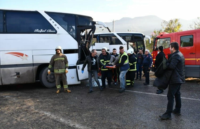 İşçi servisleri çarpıştı: Çok sayıda yaralı var