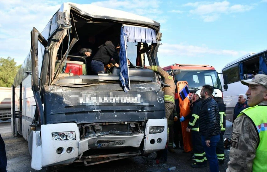 İşçi servisleri çarpıştı: Çok sayıda yaralı var