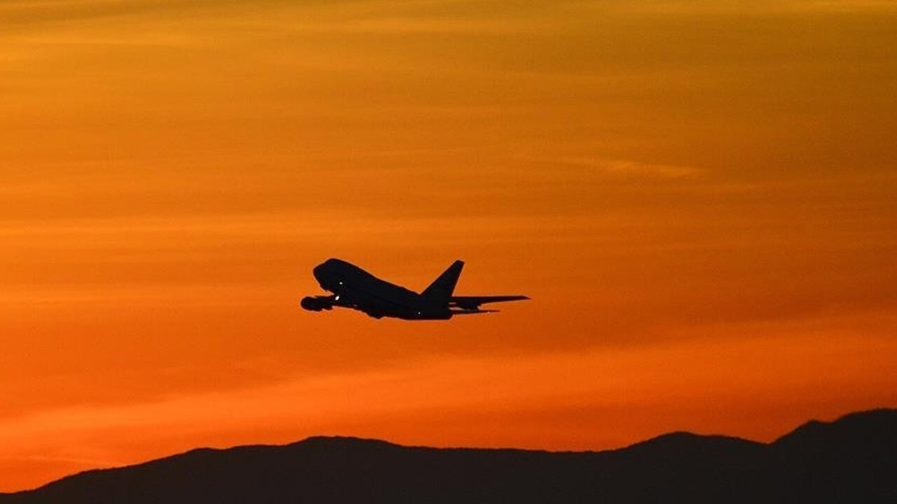 Türk hava sahasından dakikada 4 uçak geçti