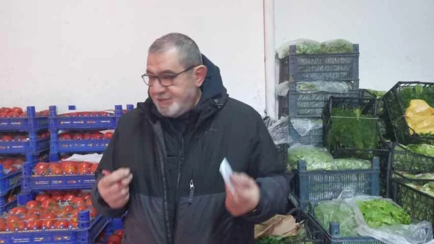 Şiddetli soğuk, hal esnafını vurdu! Sebze meyveleri battaniyeye sarıyorlar