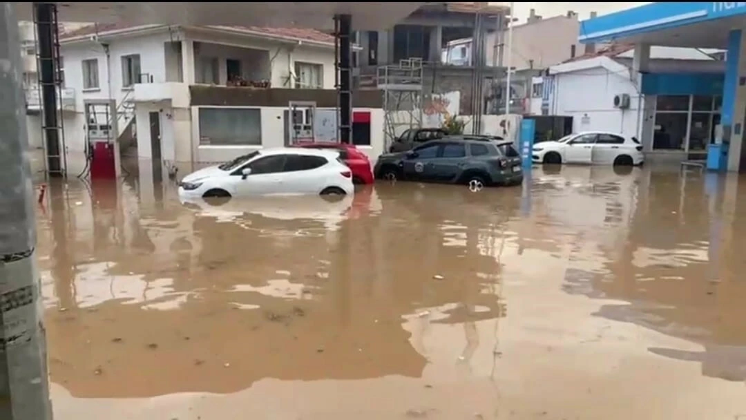 İzmir'i sağanak vurdu, okullar yarım gün tatil edildi