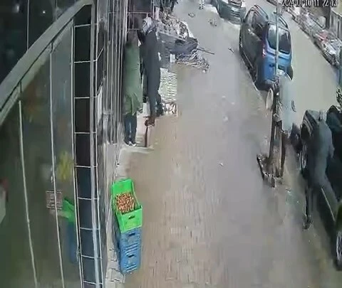 Ordu'da fırtınada zor anlar: Son anda ağaca sarıldı