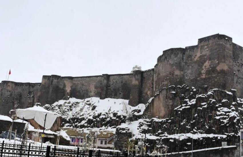 Bitlis'in tarihi güzellikleri kış mevsiminin büyüsüne kapıldı
