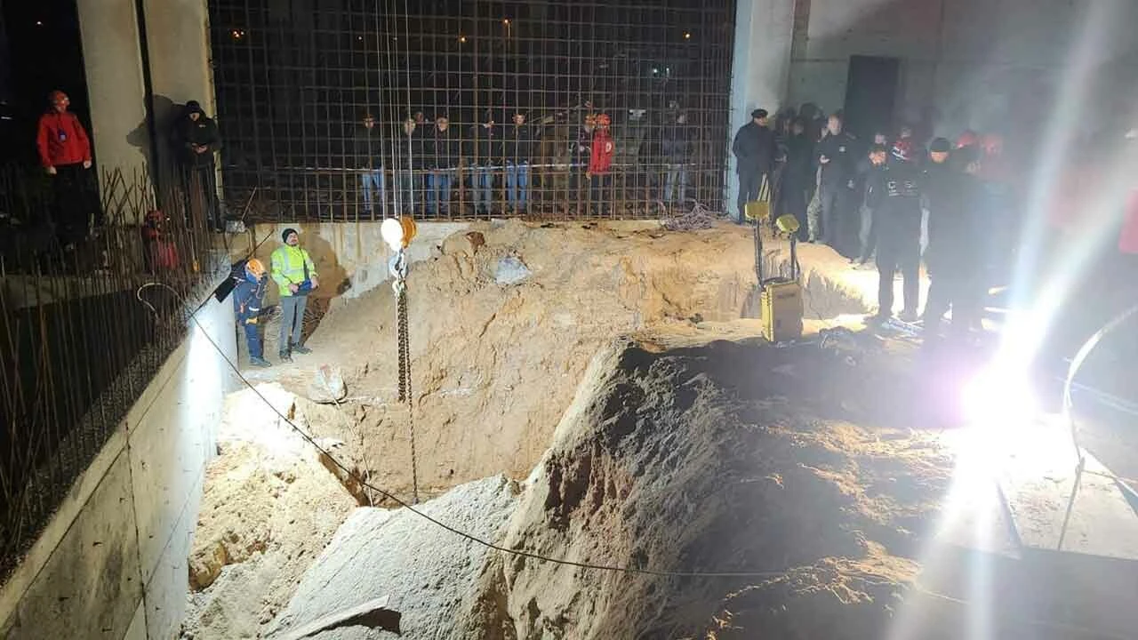 Fabrika inşaatında göçük: 2 işçi toprak altında kaldı