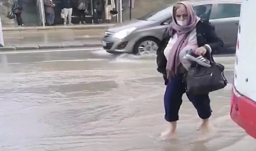 İzmir'i sağanak vurdu, okullar yarım gün tatil edildi