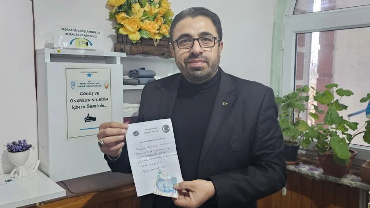 Camideki dilek kutusunu açan imamı duygulandıran not!