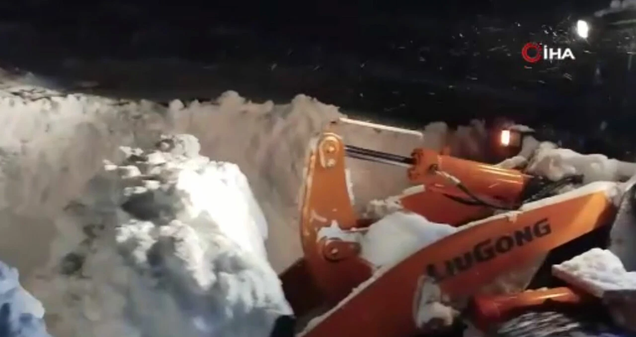 Çin'de çığ faciası: Turistler mahsur kaldı