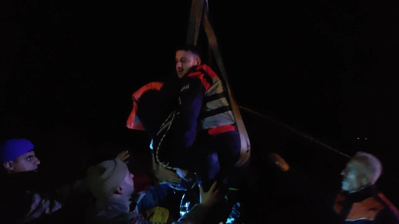 Siirt'te aracıyla dereye düşen kişiyi film gibi kurtarış görüntülendi