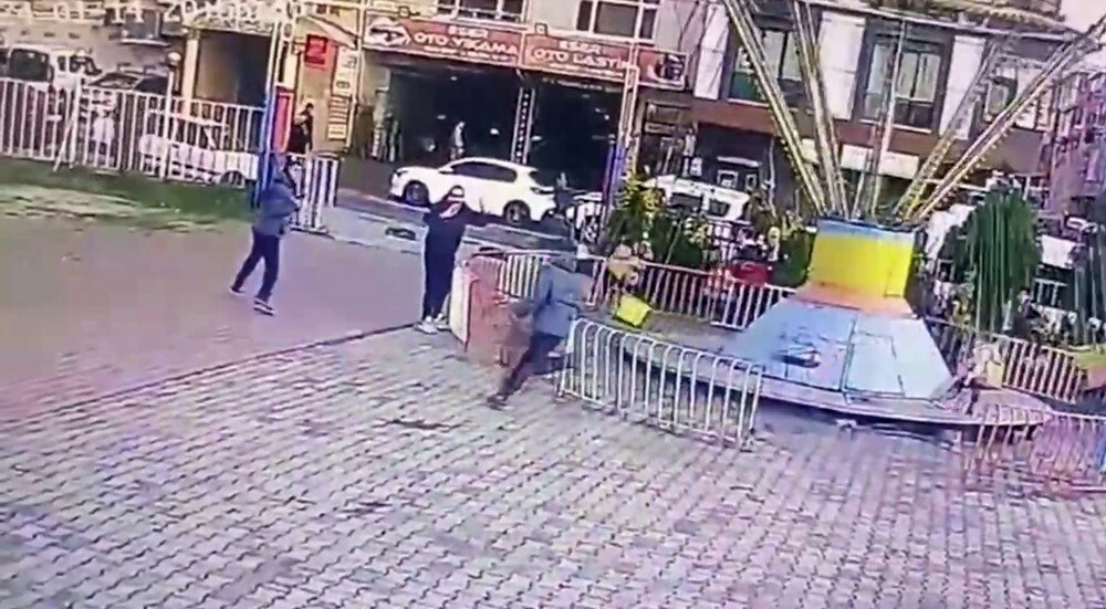 Arnavutköy'de çocuk parkında çatışma dehşeti: Bir baba kızı sallanırken durdurmaya çalıştı
