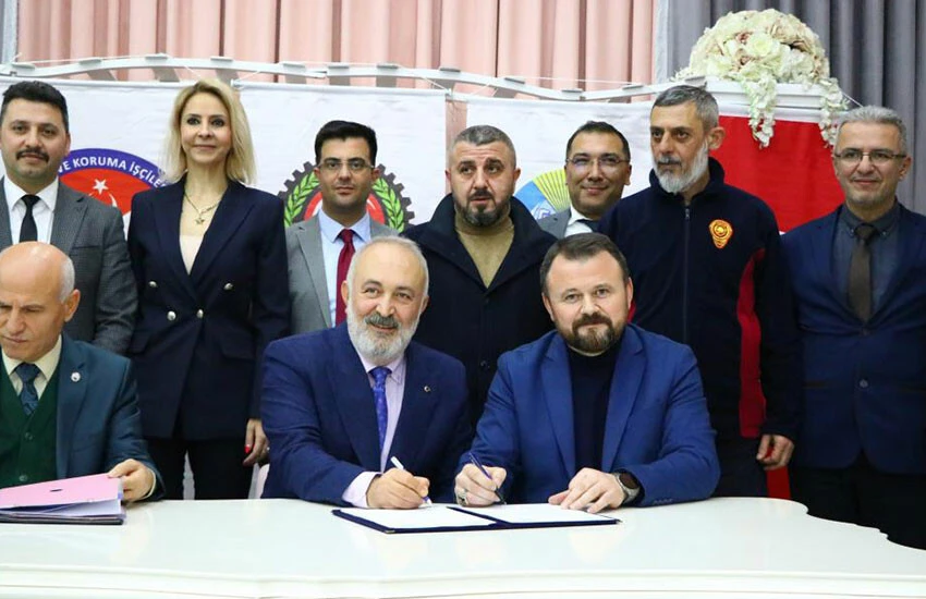 Başkanı omuzlarda taşıdılar! Yüzde 60 zammı duyan işçiler sevinçten havaya uçtu