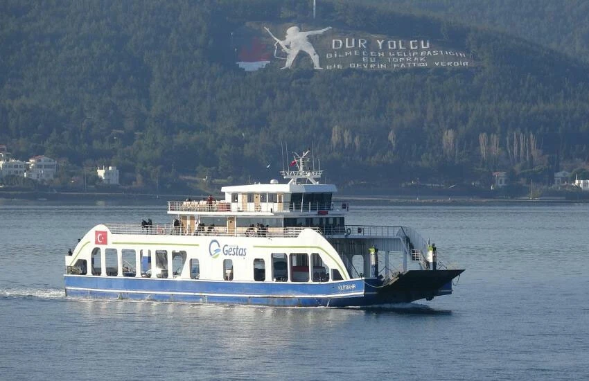 Deniz ulaşımına fırtına engeli! Seferler iptal edildi