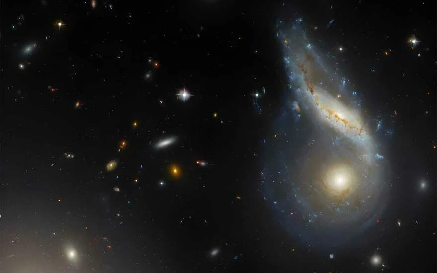 Hubble Uzay Teleskobu, iç içe geçmiş iki galaksiyi görüntüledi