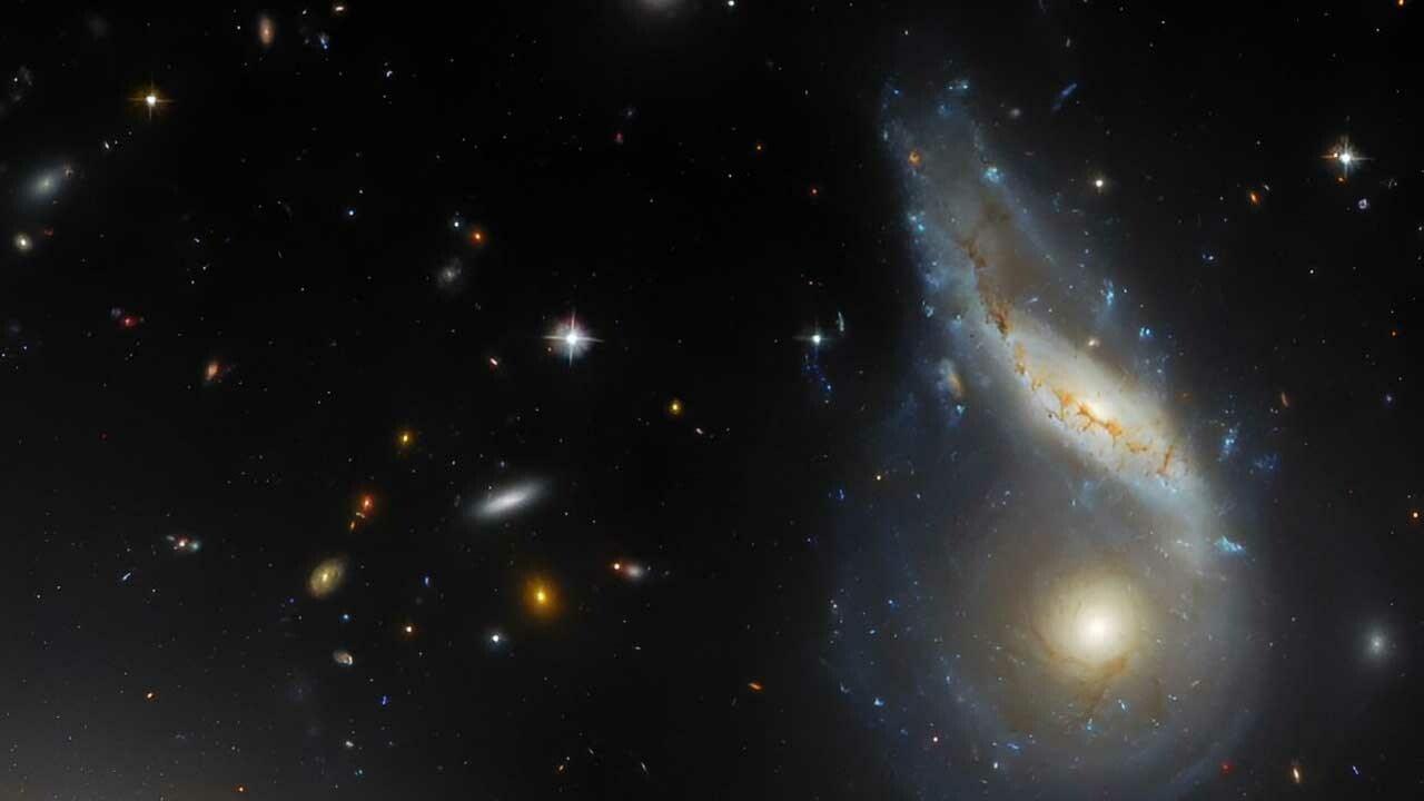 Hubble Uzay Teleskobu, iç içe geçmiş iki galaksiyi görüntüledi
