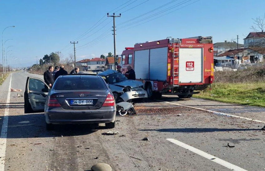Kavşakta feci kaza! 2 otomobil birbirine girdi: Ölü ve yaralılar var