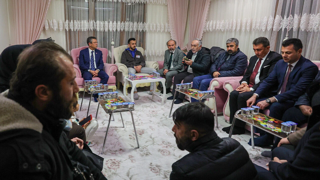 Özgür Özel'den şehit ailesine ziyaret 