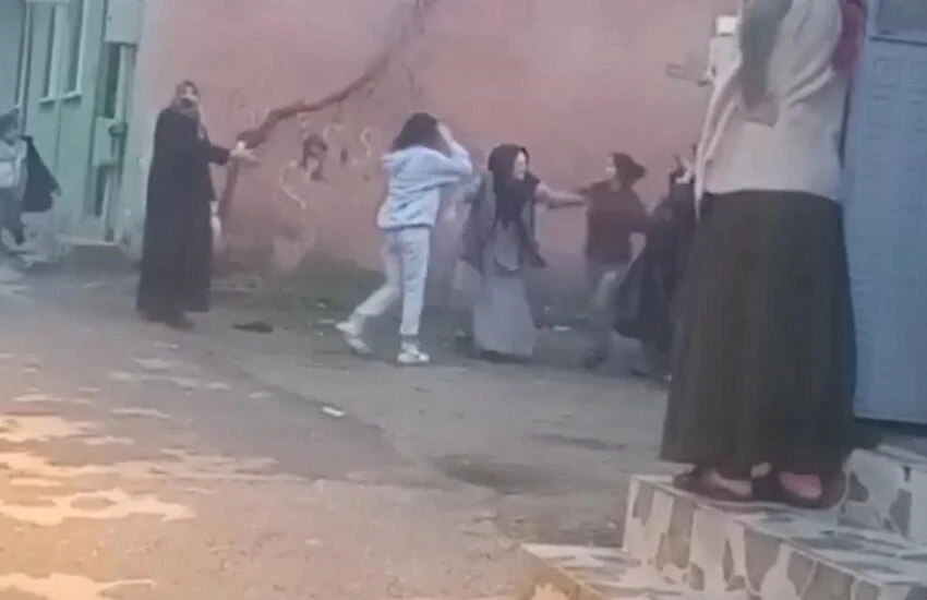 Bursa'da kızlar saç baş birbirine girdi