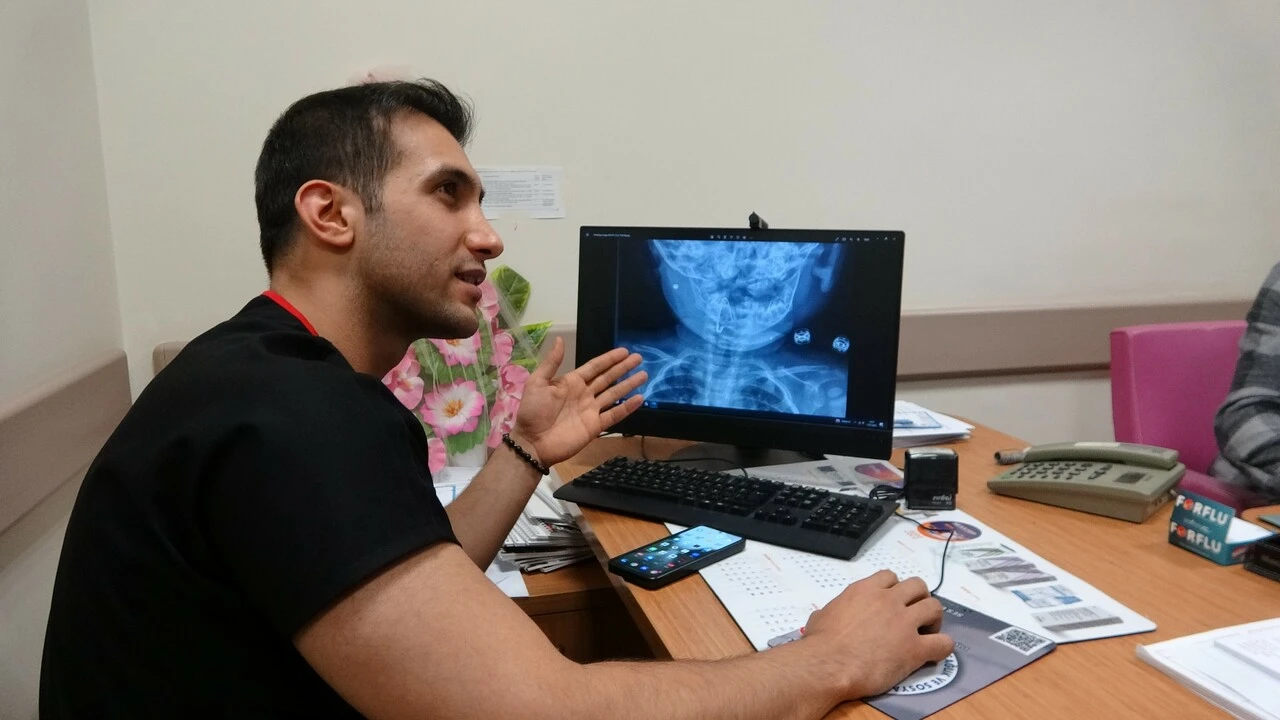 Bitlis'te 8 aylık bebek çengelli iğne yuttu, röntgende görünce şok geçirdiler