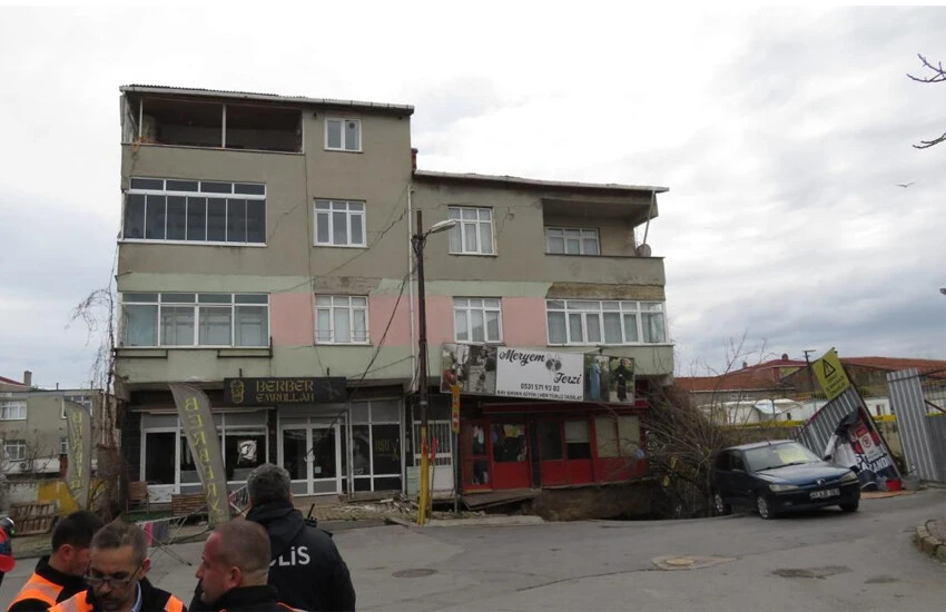 Ümraniye'de metro çalışması sırasında bina çöktü! O anlar kamerada